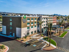 Holiday Inn Express & Suites Lake Havasu - London Bridge, an IHG Hotel